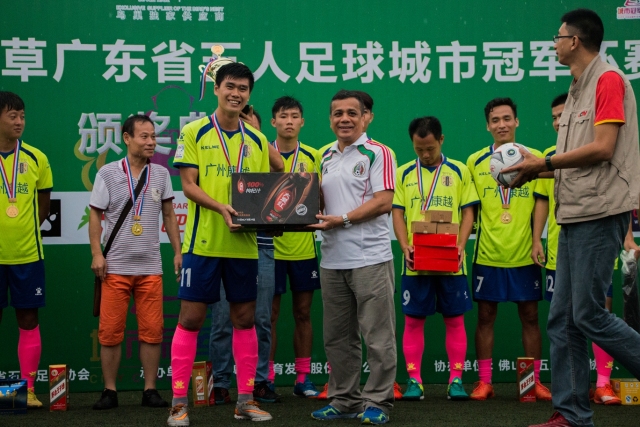 约基奇35+22+17掘金力克国王 雄鹿大胜热火